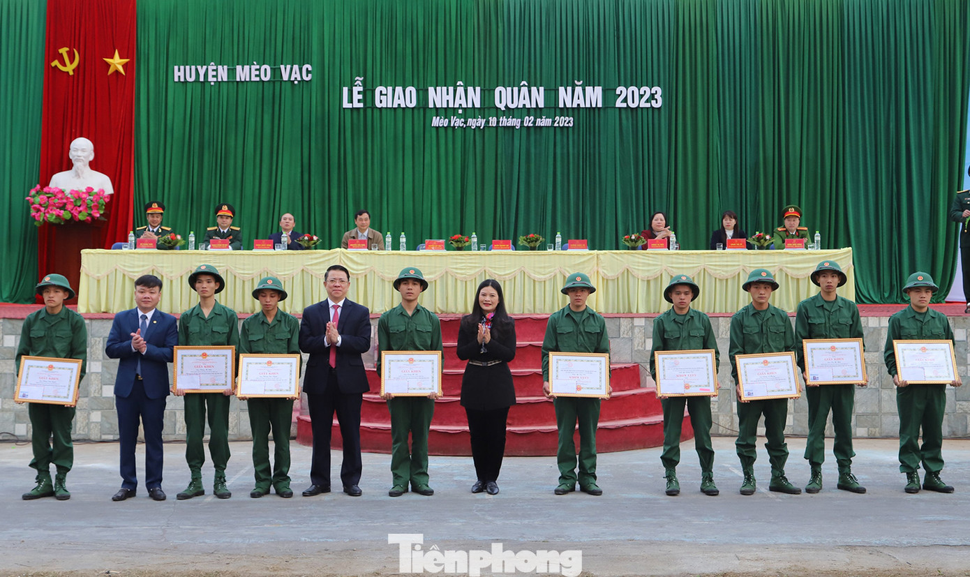 Động viên và tiễn thanh niên ưu tú của quê hương lên đường nhập ngũ. Tham dự buổi lễ có đồng chí Trần Mạnh Lợi, Ủy viên BTV Tỉnh ủy, Trưởng Ban Dân vận Tỉnh ủy; lãnh đạo Sở Y tế, Bộ CHQS tỉnh cùng đại diện các đơn vị nhận quân; các đồng chí lãnh đạo huyện, xã, thị trấn, nhân dân. Ảnh: Tặng giấy khen cho 85 tân binh tình nguyện viết đơn tình nguyện nhập ngũ năm 2023.