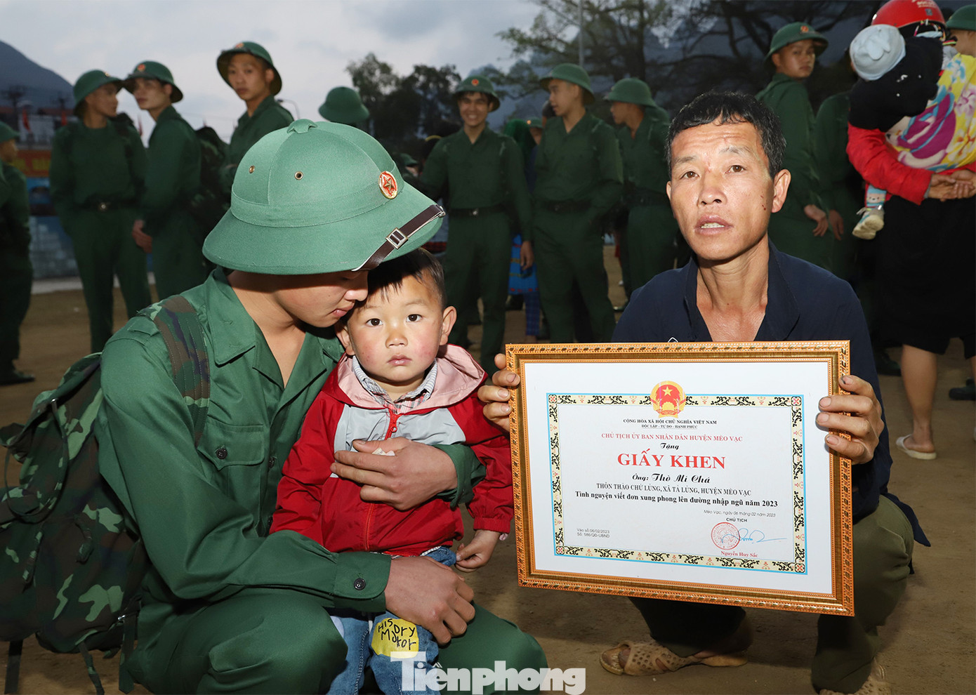 Tân binh Thò Mí Chá, thôn Thào Chứ Lủng, xã Tả Lủng, huyện Mèo Vạc, tình nguyện viết đơn xung phong lên đường nhập ngũ, chia tay bố và con trai.