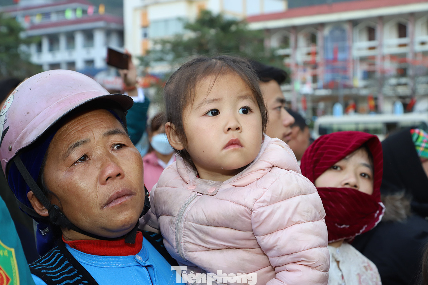 Vợ con bịn rịn giờ phút chia tay.