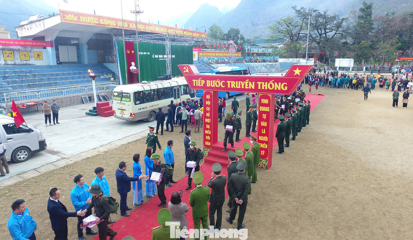 Trong không khí đầm ấm, trang trọng, các đồng chí lãnh đạo tỉnh, huyện đã tặng hoa động viên thanh niên lên đường nhập ngũ; thực hiện trách nhiệm công dân và phát huy sức trẻ trong sự nghiệp xây dựng và bảo vệ Tổ quốc.