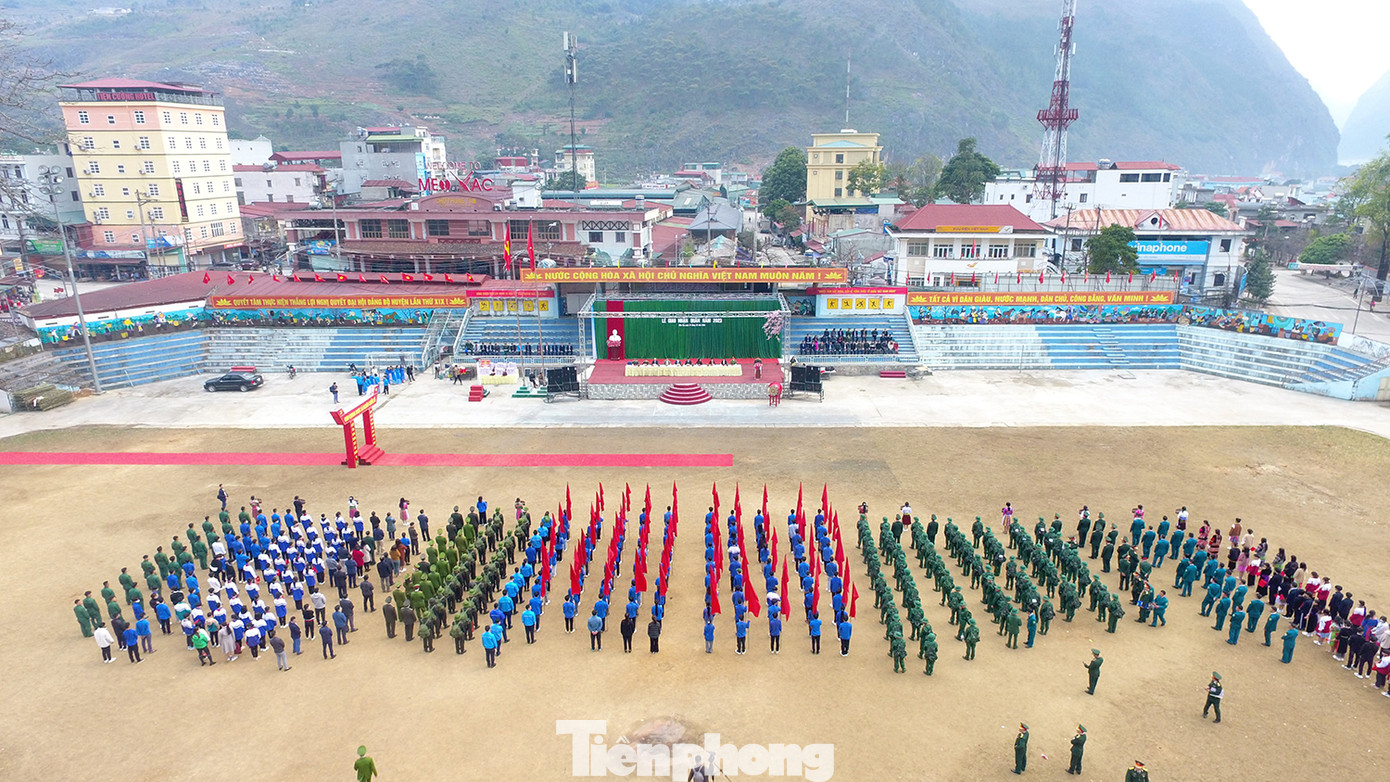Toàn cảnh lễ giao nhận quân tại sân vận động huyện.