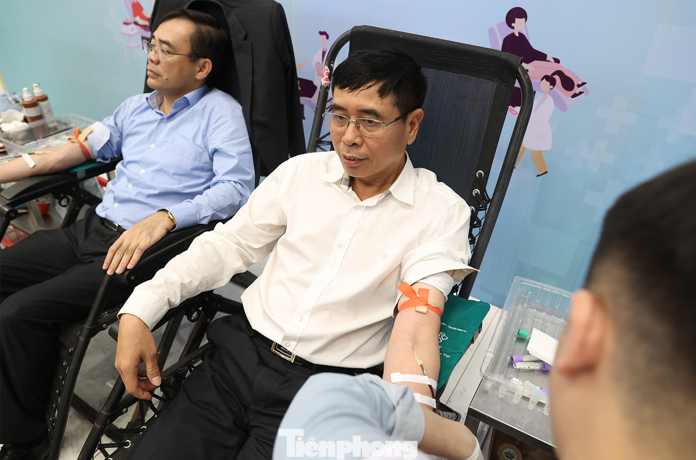 Ngay sau khi phát biểu khai mạc, Phó Tổng Kiểm toán nhà nước Nguyễn Tuấn Anh tham gia đăng ký hiến máu tình nguyện tại chương trình.