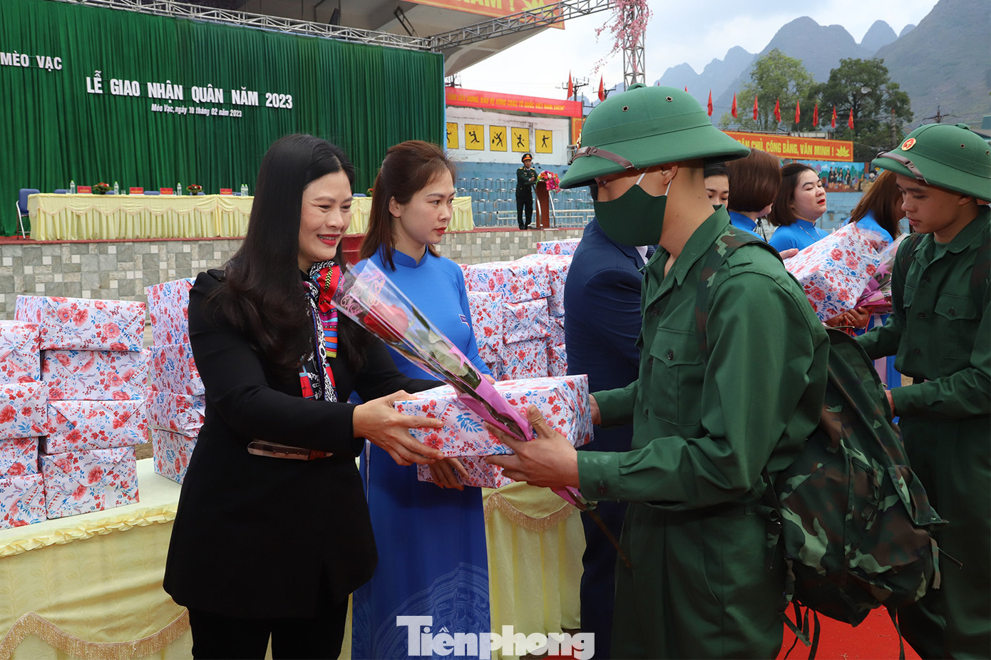 Đồng chí Vương Ngọc Hà , Bí thư Huyện ủy cùng các đồng chí lãnh đạo huyện chúc mừng và động viên các tân binh trước khi trở về đơn vị.