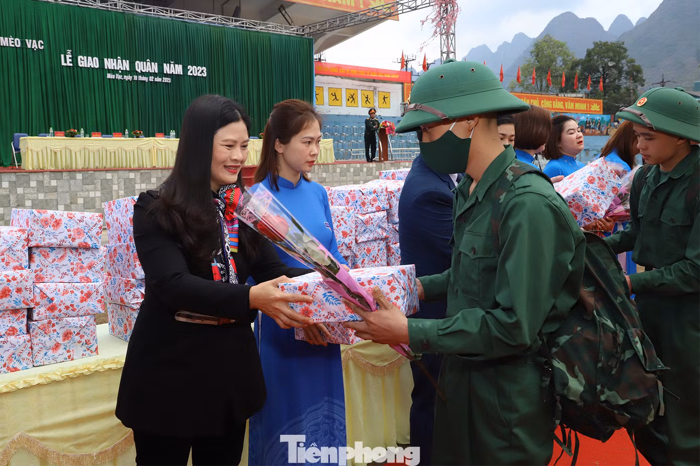 Đồng chí Vương Ngọc Hà , Bí thư Huyện ủy cùng các đồng chí lãnh đạo huyện chúc mừng và động viên các tân binh trước khi trở về đơn vị.