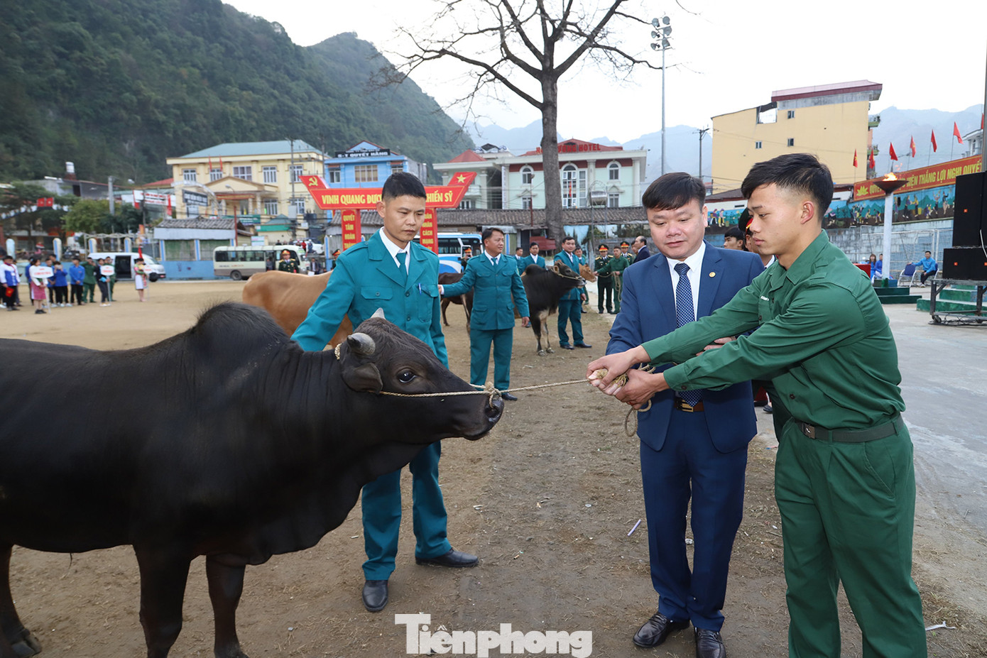 Huyện Mèo Vạc cũng đã trao tặng 21 con bò giống, trị giá 10 triệu đồng/con cho 21 chiến sĩ hoàn thành xuất sắc nghĩa vụ quân sự năm 2020 trở về địa phương.
