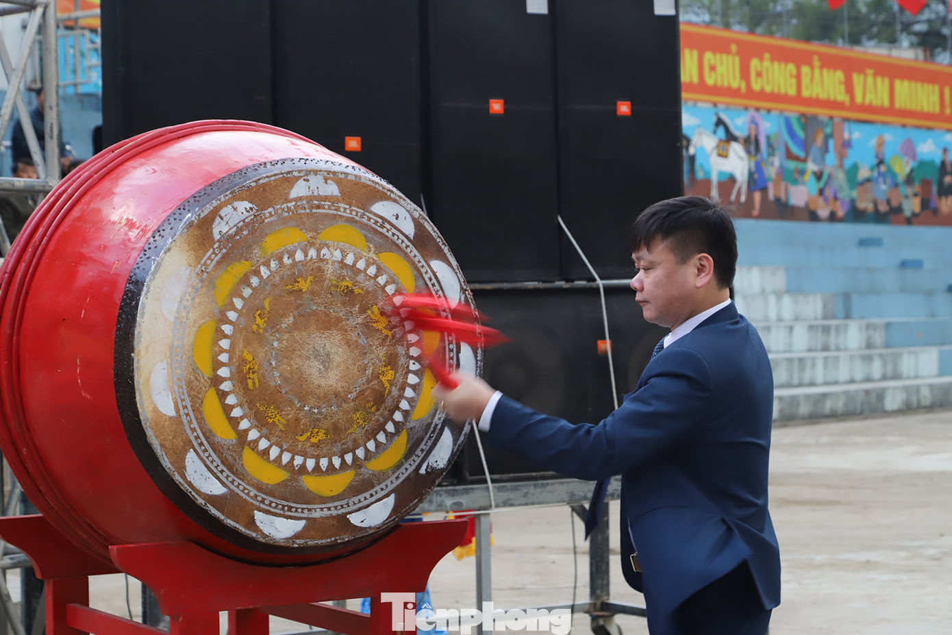 Đồng chí Nguyễn Huy Sắc, Phó Bí thư Huyện ủy, Chủ tịch UBND - Chủ tịch Hội đồng Nghĩa vụ quân sự huyện đánh trống khai hội.