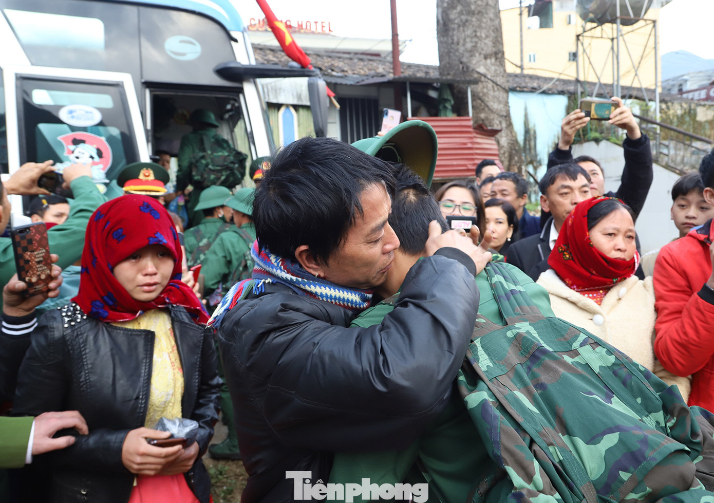 Người thân trao cái ôm ấm áp, động viên tân binh lên đường nhập ngũ.