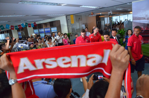 Các cầu thủ Arsenal nhận được sự chào đón nồng nhiệt của các cổ động viên.