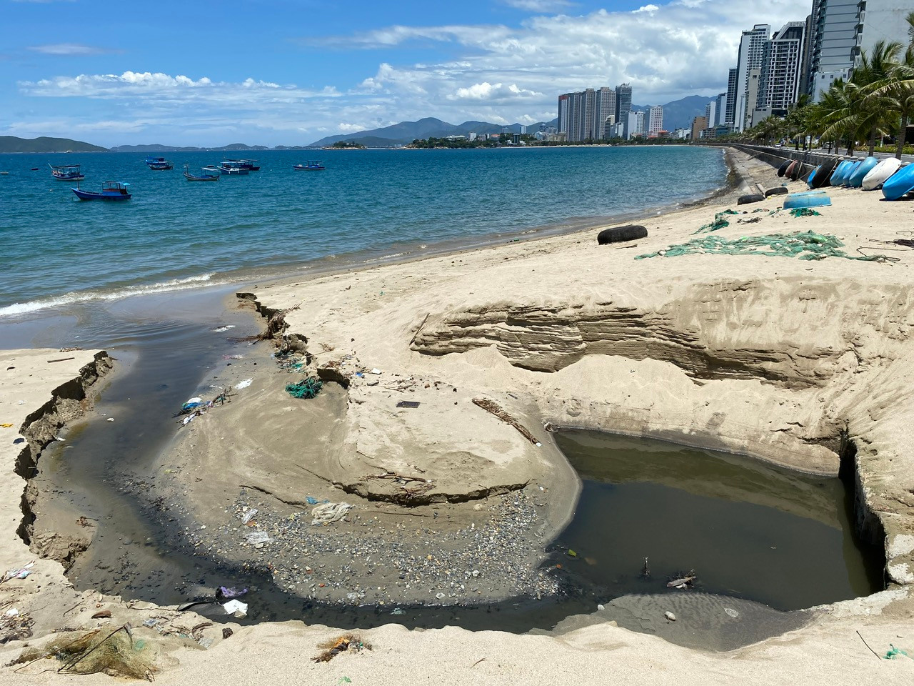 Khu vực cửa xả Hòn Một nhiều lần đổ nước thải đen ngòm ra biển Nha Trang. Ảnh: L.H. Khu vực cửa xả Hòn Một nhiều lần đổ nước thải đen ngòm ra biển Nha Trang. Ảnh: L.H.