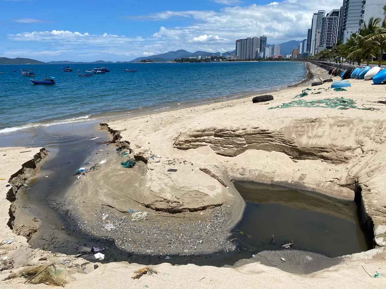 Khu vực cửa xả Hòn Một có dòng nước đen ngòm chảy thẳng ra biển Nha Trang. Ảnh: L.H.