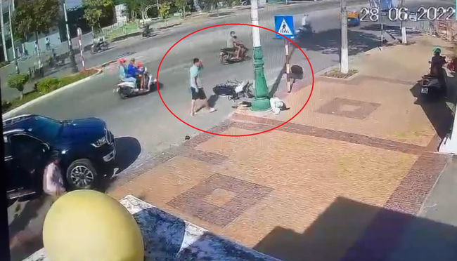 Cựu thiếu tá Hoàng Văn Minh (khoanh đỏ) tại hiện trường vụ tai nạn. Ảnh cắt lại clip.