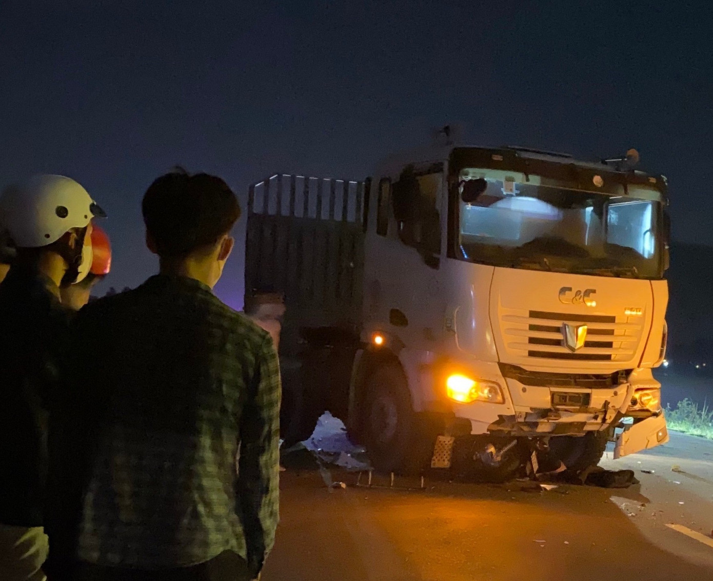 Chiếc xe máy bị cuốn vào gầm xe tải làm 2 thanh niên tử vong. Ảnh: CTV.