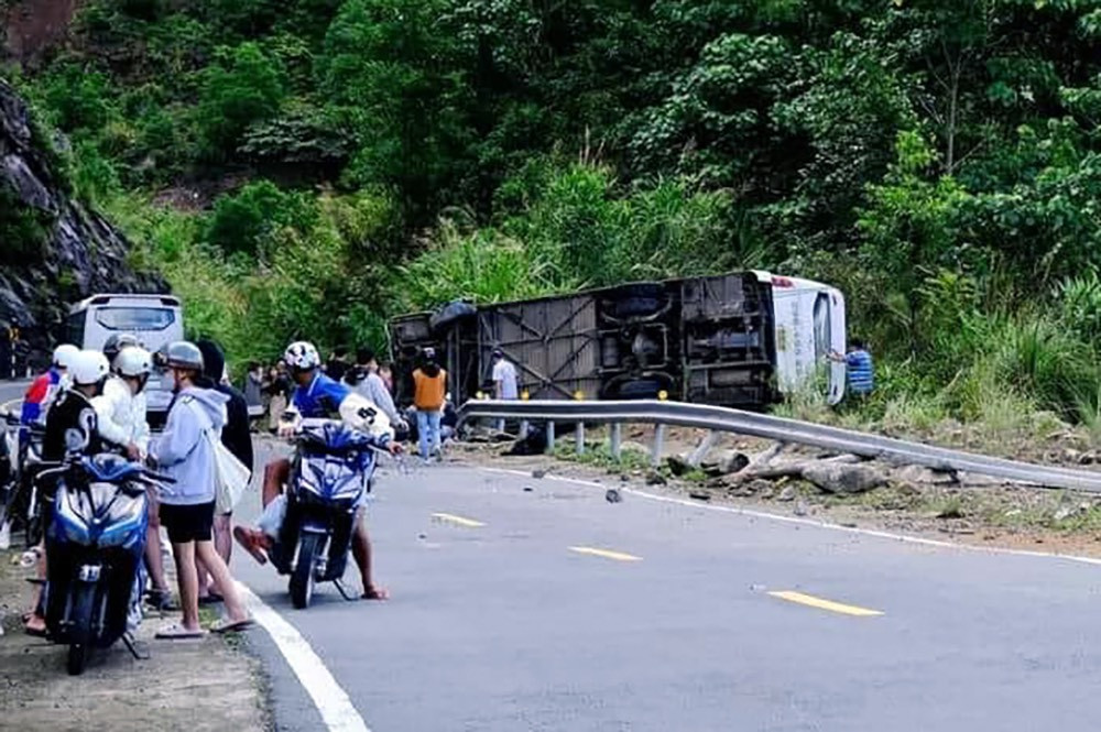 Hiện trường vụ lật xe trên đèo Khánh Lê. Ảnh: CTV.
