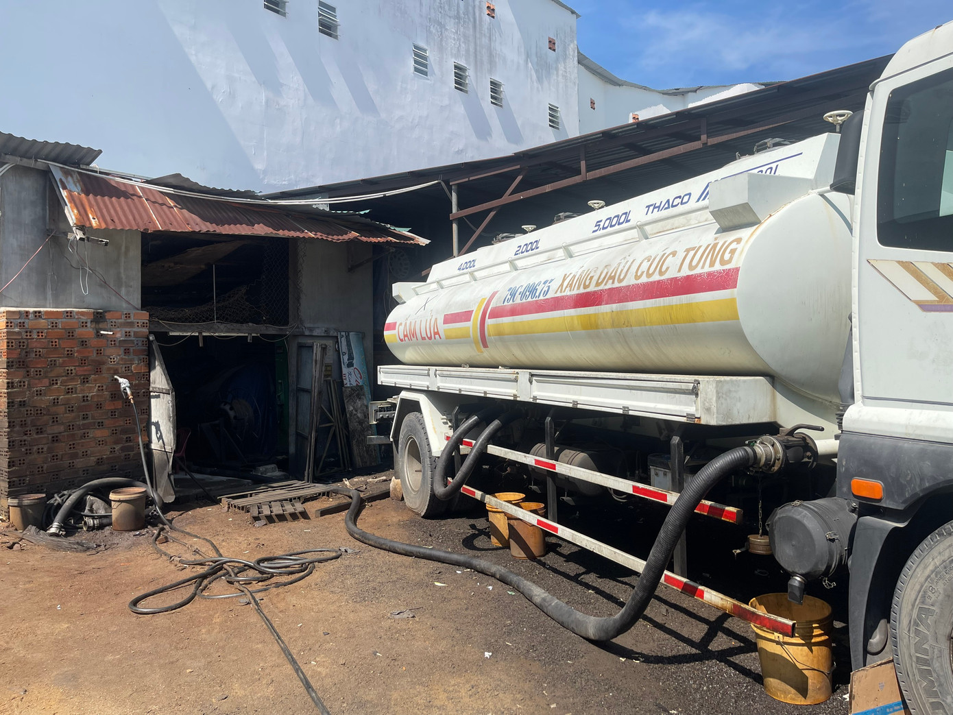 Cơ sở lưu trữ dầu diesel của nhà xe Cúc Tùng trông rất tạm bợ. Ảnh: L.H. Cơ sở lưu trữ dầu diesel của nhà xe Cúc Tùng trông rất tạm bợ. Ảnh: L.H.