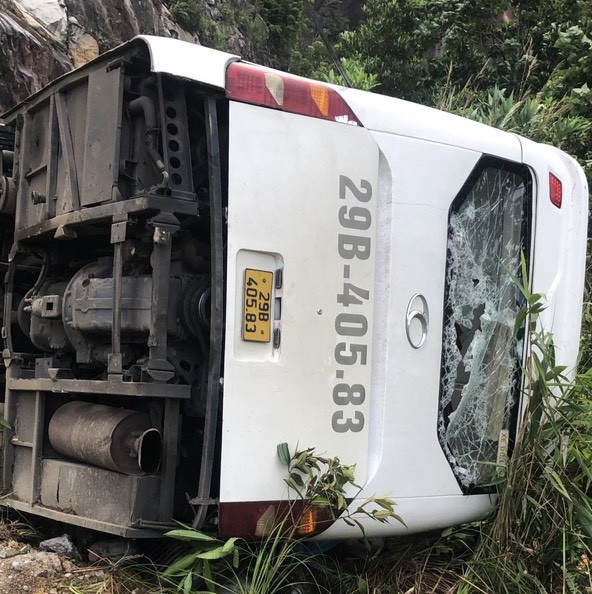 Xe chở đoàn khách Trung Quốc bị lật trên đèo Khánh Lê. Ảnh: CTV.