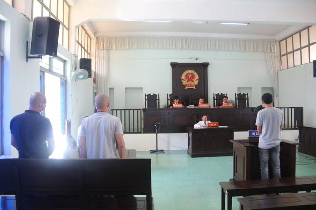 Quang cảnh phiên toà phúc thẩm tại TAND tỉnh Bình Thuận. Ảnh CÔNG HOAN.