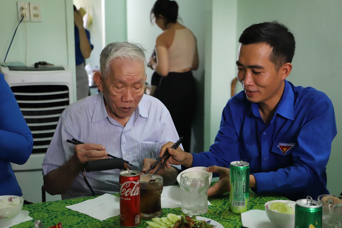 Ông Bùi Văn Điền dùng cơm cùng các bạn đoàn viên.