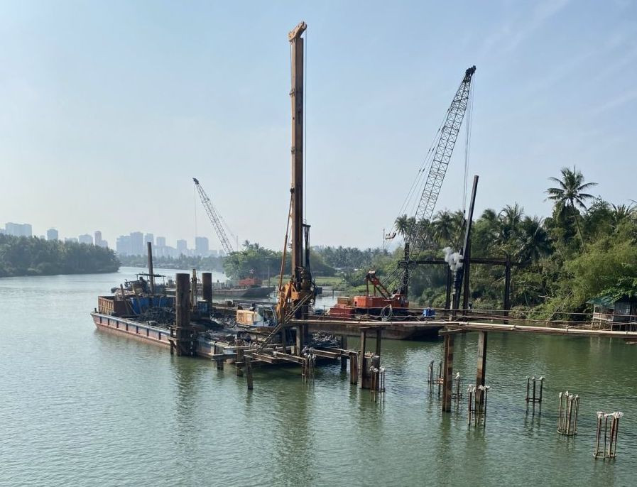 Thi công đập ngăn mặn sông Cái thuộc Tiểu dự án Nha Trang. Ảnh: L.H. Thi công đập ngăn mặn sông Cái thuộc Tiểu dự án Nha Trang. Ảnh: L.H.