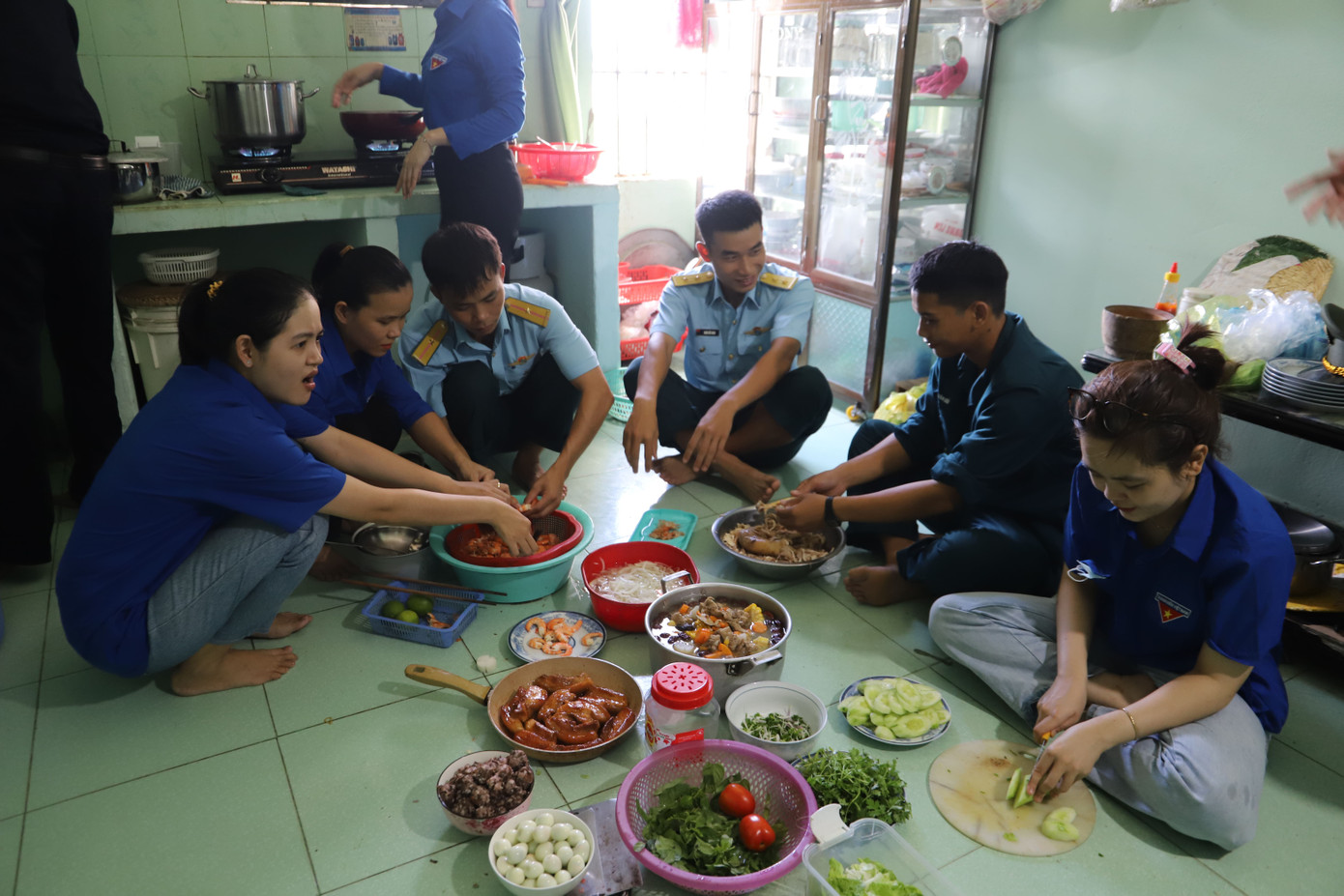 Đoàn viên thanh niên chuẩn bị “Bữa cơm nghĩa tình”.
