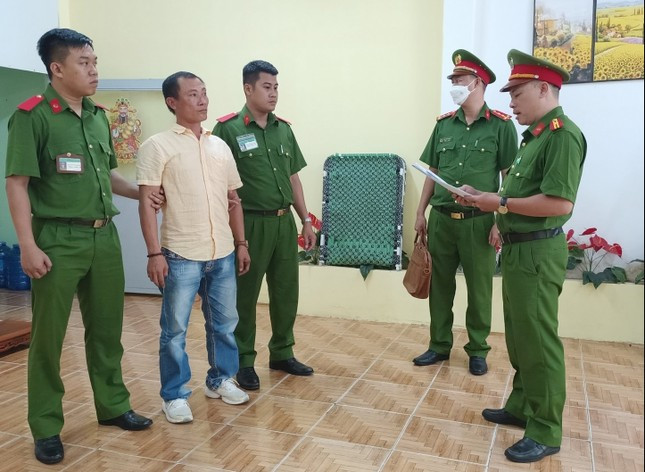 Nguyễn An Tấn Hải (áo vàng) bị bắt vì liên quan đến việc đập phá nhà dân. Ảnh: CTV.