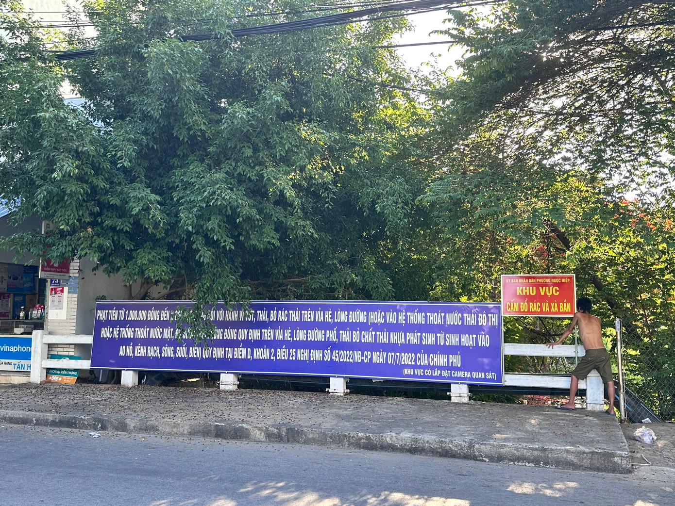 Các biển tuyên truyền, cảnh báo được lắp đặt khắp nơi nhưng rác vẫn bủa vây.