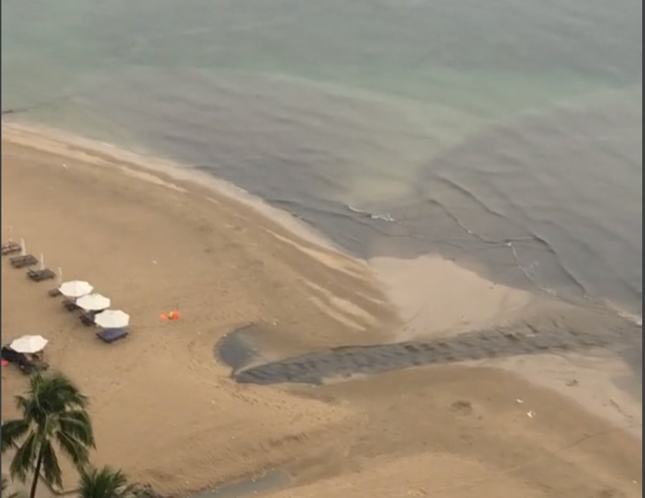 Dòng nước đen ngòm chảy thẳng ra biển Nha Trang tại khu vực Hòn Một dịp cuối tháng 7. Dòng nước đen ngòm chảy thẳng ra biển Nha Trang tại khu vực Hòn Một dịp cuối tháng 7.