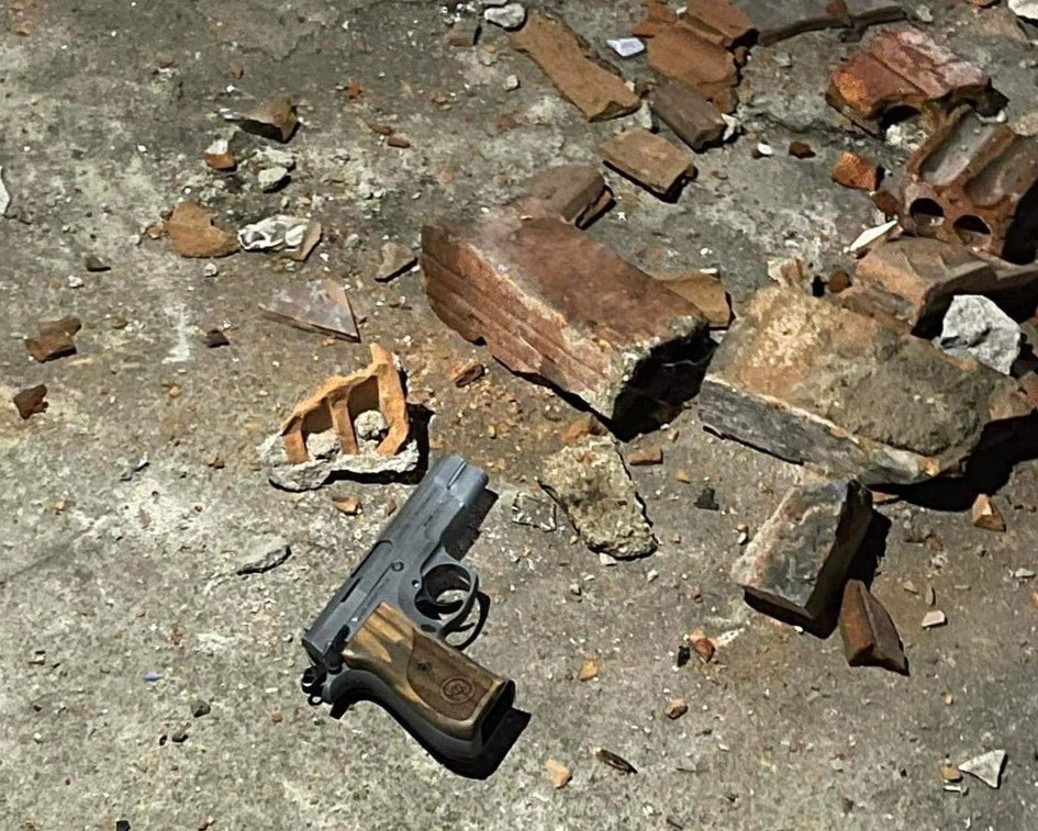 Khẩu súng công an thu được tại hiện trường đã được đưa đi giám định. Ảnh: CTV.