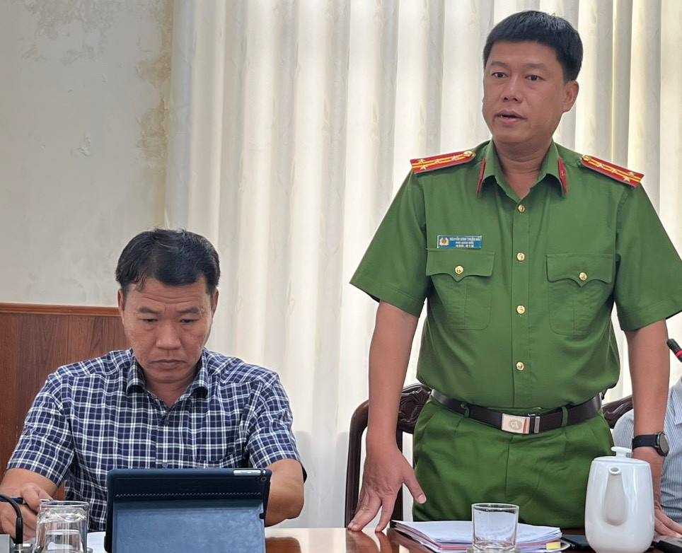 Đại tá Nguyễn Đình Thuận Hải (bìa phải, Phó Giám đốc Công an tỉnh Ninh Thuận) thông tin về vụ việc tại buổi họp báo. Ảnh: L.H.