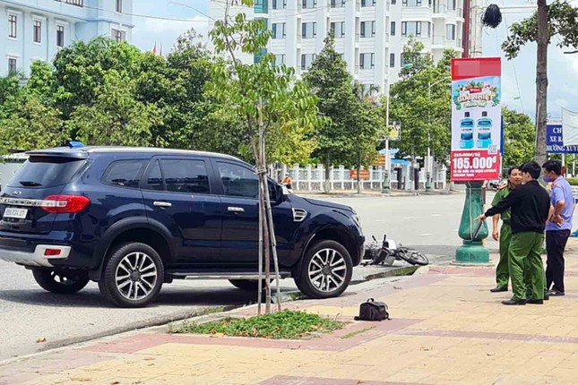 Công an TP Phan Rang - Tháp Chàm khám nghiệm hiện trường vụ tai nạn. Ảnh: L.H.