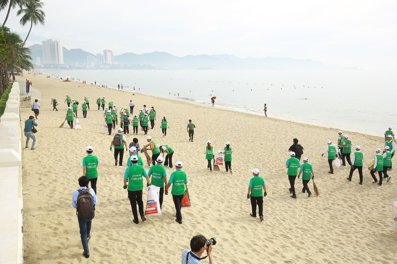 Đại biểu tham gia nhặt rác trên bãi biển Nha Trang. Đại biểu tham gia nhặt rác trên bãi biển Nha Trang.