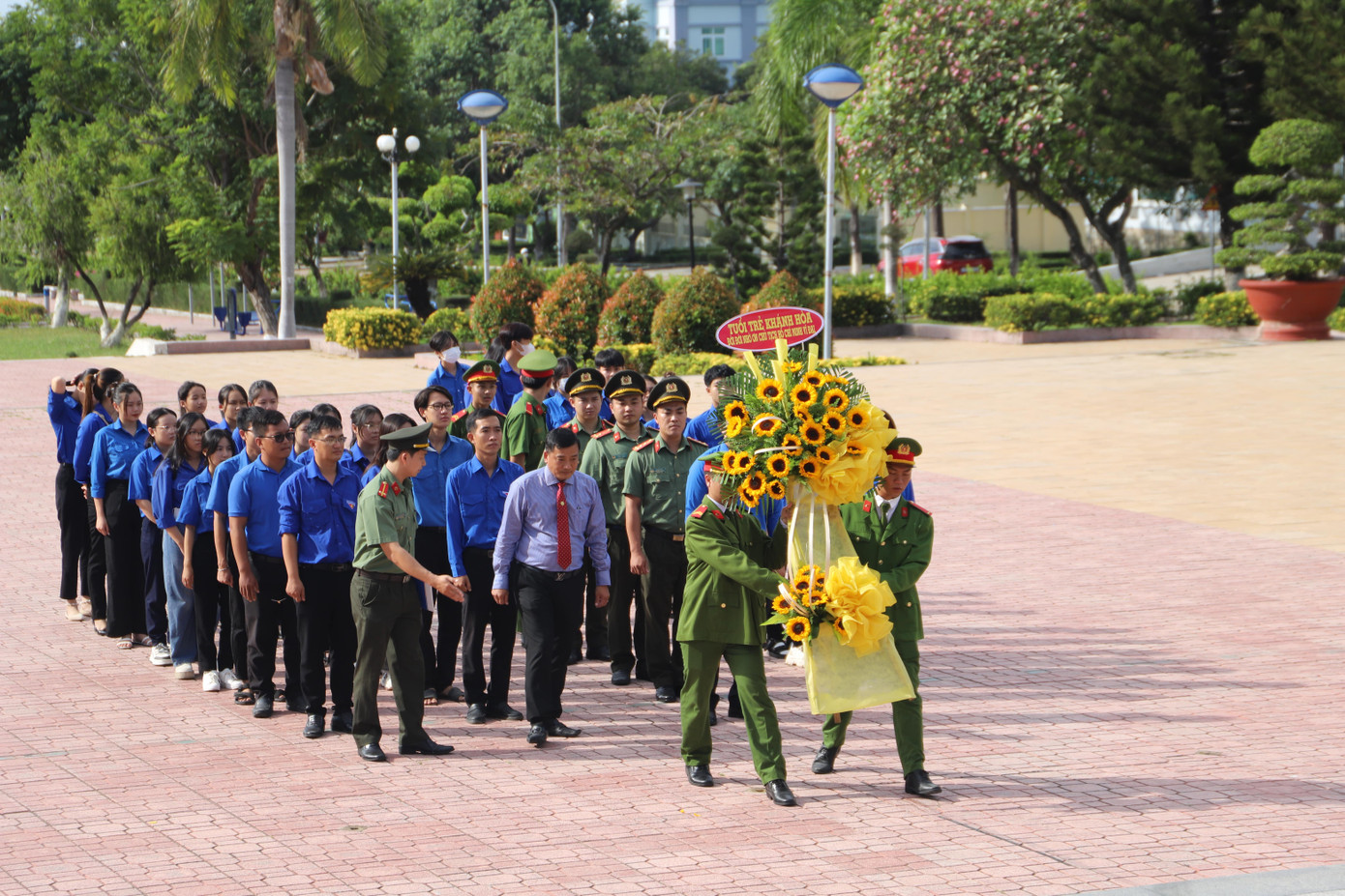 Cán bộ, đoàn viên thanh niên TP Cam Ranh dâng hoa, dâng hương tại Tượng đài Bác Hồ.