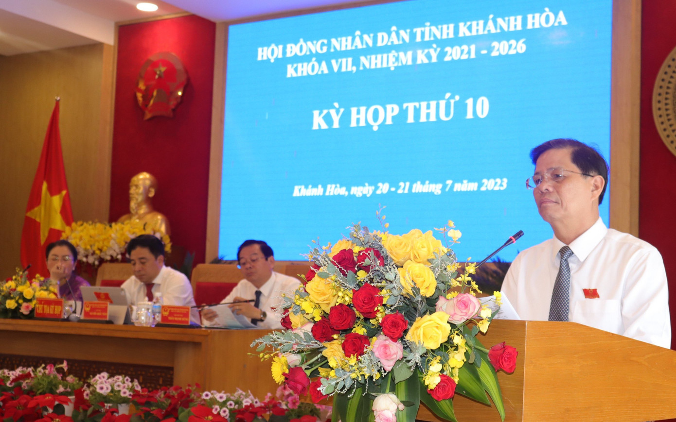 Ông Nguyễn Tấn Tuân phát biểu giải trình tại kỳ họp thứ 10 HĐND tỉnh Khánh Hòa. Ảnh: L.H.