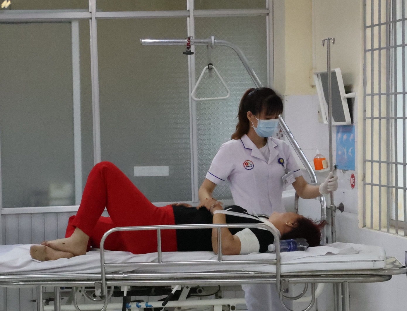 Nhân viên BVĐK Khánh Hoà cấp cứu cho bệnh nhân trong vụ tai nạn. Ảnh: L.H.