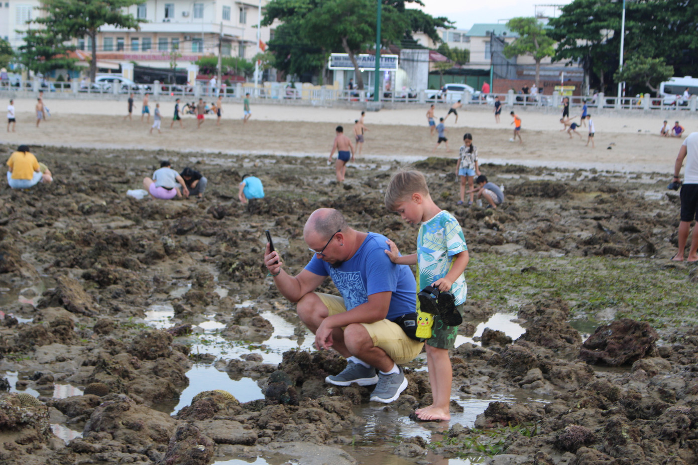 Du khách người nước ngoài không khỏi lạ lẫm với hiện tượng thiên nhiên này.