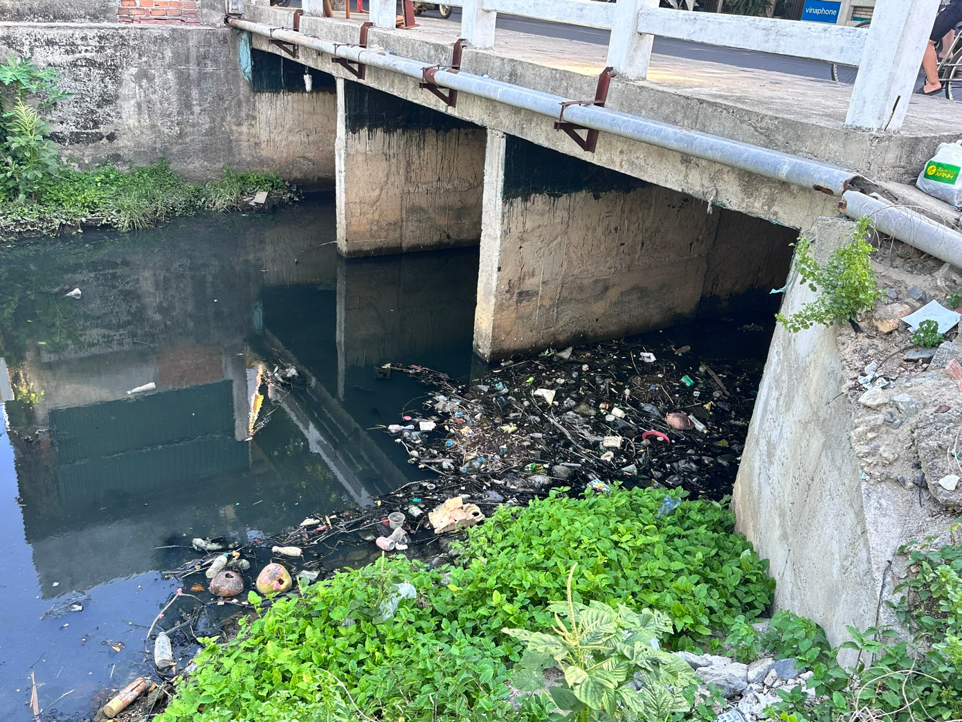 Nước sông Nha Trang ô nhiễm đen kịt, đặc ken các loại rác thải.