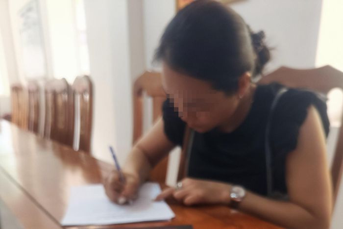 Nữ tài xế điều khiển chiếc xe bán tải chạy ngược chiều làm việc với lực lượng CSGT. Ảnh: CSGT cung cấp. Nữ tài xế điều khiển chiếc xe bán tải chạy ngược chiều làm việc với lực lượng CSGT. Ảnh: CSGT cung cấp.