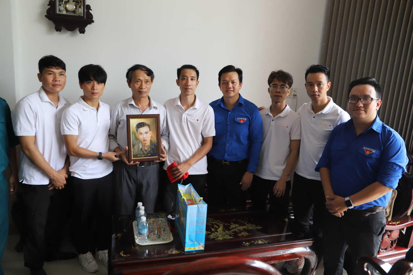 Các chàng trai trẻ nhóm “Team Lee” chuyên phục chế ảnh chân dung liệt sĩ.