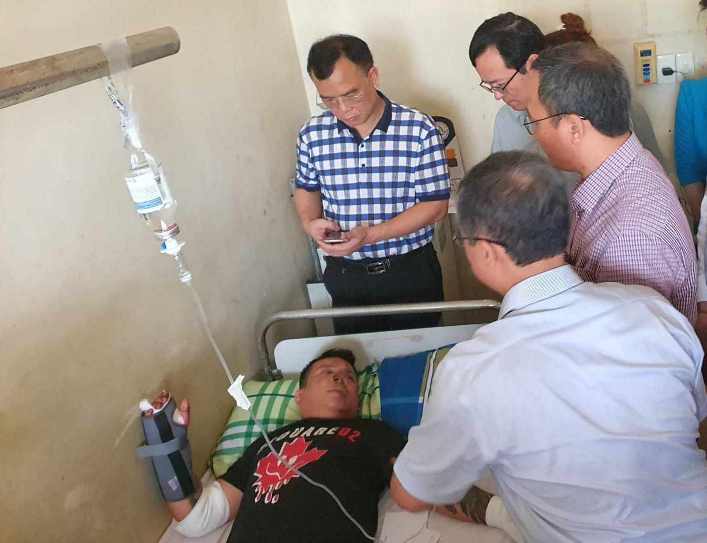 Các cơ quan chức năng thăm hỏi sức khoẻ anh Nguyễn Văn Hoàng (người nằm). Ảnh: T.T.