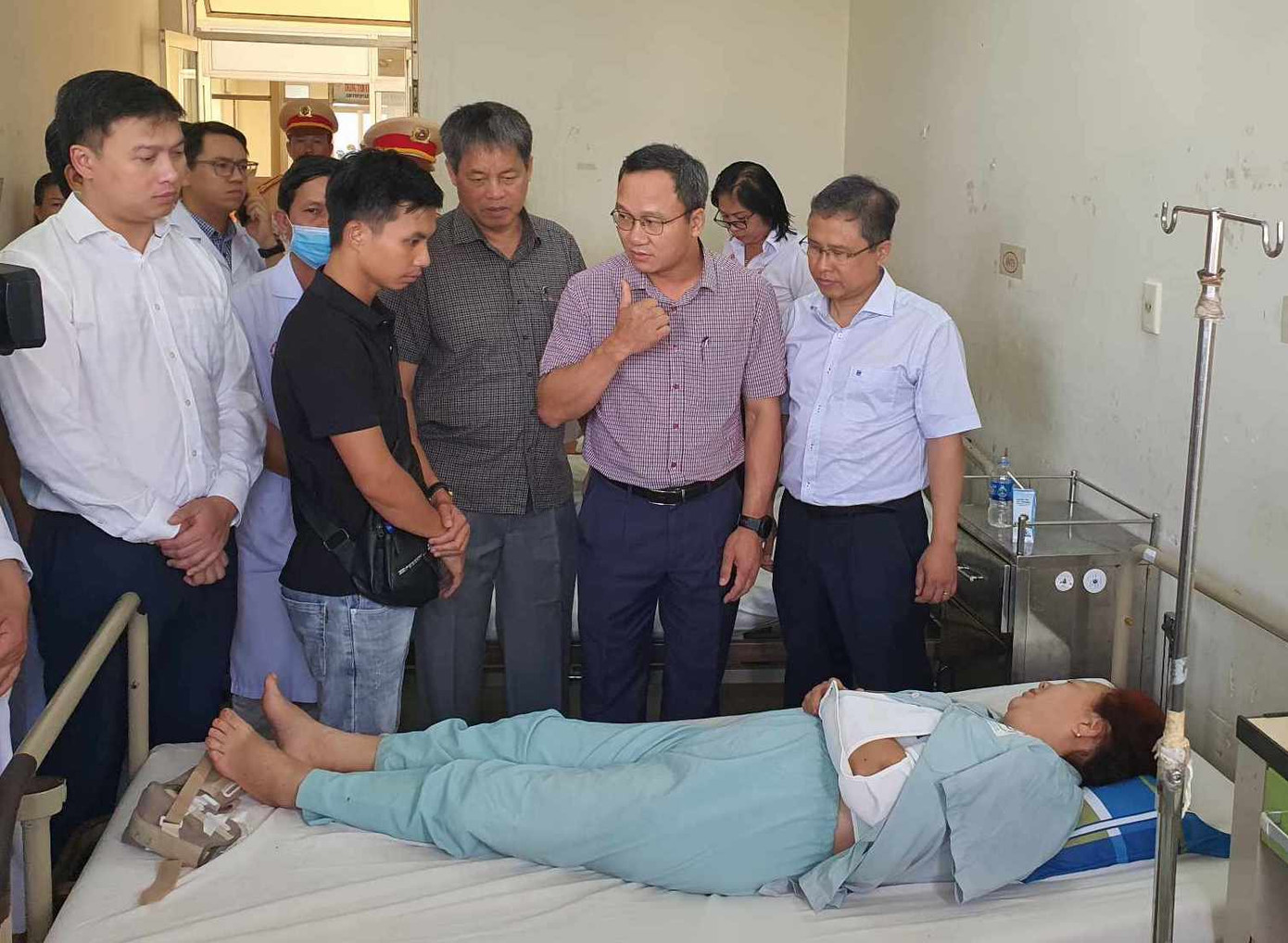 Ông Khuất Việt Hùng (thứ 2 bên phải) thăm hỏi nạn nhân bị thương trong vụ tai nạn. Ảnh: L.H.