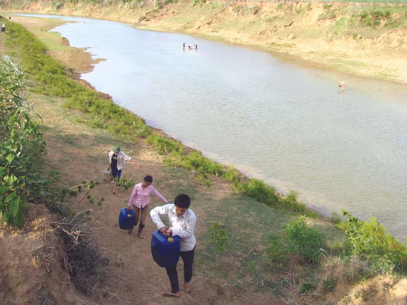 Nhiều tháng nay, người dân xã Thạch Cẩm (Thạch Thành - Thanh Hóa) phải đi bộ 1 – 2 km ra sông Bưởi lấy nước sinh hoạt. Ảnh: Hoàng Lan