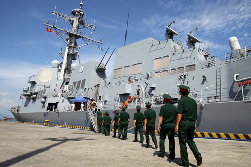 Tàu khu trục USS tiếp tục đón các đoàn khách tham quan. Tàu khu trục USS tiếp tục đón các đoàn khách tham quan