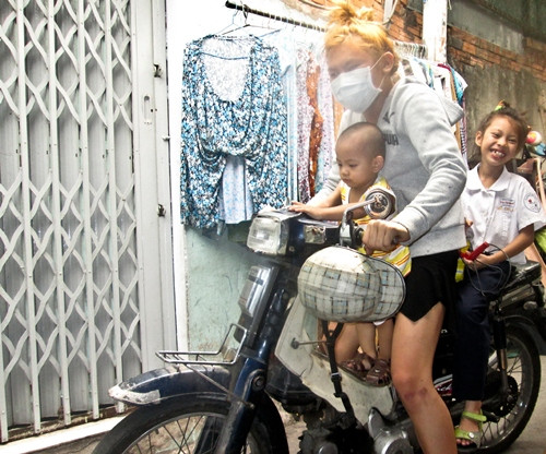 Yuki thường chở cháu là con của anh trai đi học. Bé lớn đi học ngồi sau, còn bé nhỏ đòi đi cùng với Yuki và đứa chị cho vui