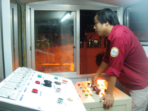 Các kỹ sư điều hành phía dưới chân cầu Ảnh: Hoài Văn