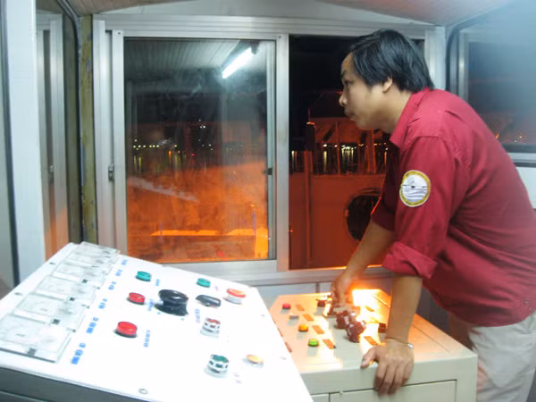 Các kỹ sư điều hành phía dưới chân cầu Ảnh: Hoài Văn. Các kỹ sư điều hành phía dưới chân cầu Ảnh: Hoài Văn