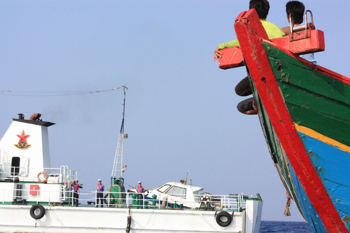 Tàu Ngư chính Trung Quốc ở khu vực quần đảo Hoàng Sa, thuộc hải phận Việt Nam. Mũi tàu trong ảnh là tàu đánh bắt xa bờ Quảng Ngãi Ảnh: Nam Cường