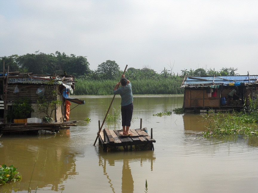 Khá thân thiện, chị Phạm Thị Lĩnh, nhà ở ngay đầu “xóm nổi” đã dùng bè đưa tôi đến nhà chị