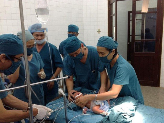 Ê kíp phẫu thuật và cháu bé đã ổn định sức khỏe