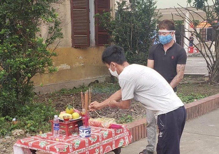 Cha qua đời, nam thanh niên lập bàn thờ trong khu cách ly ảnh 1