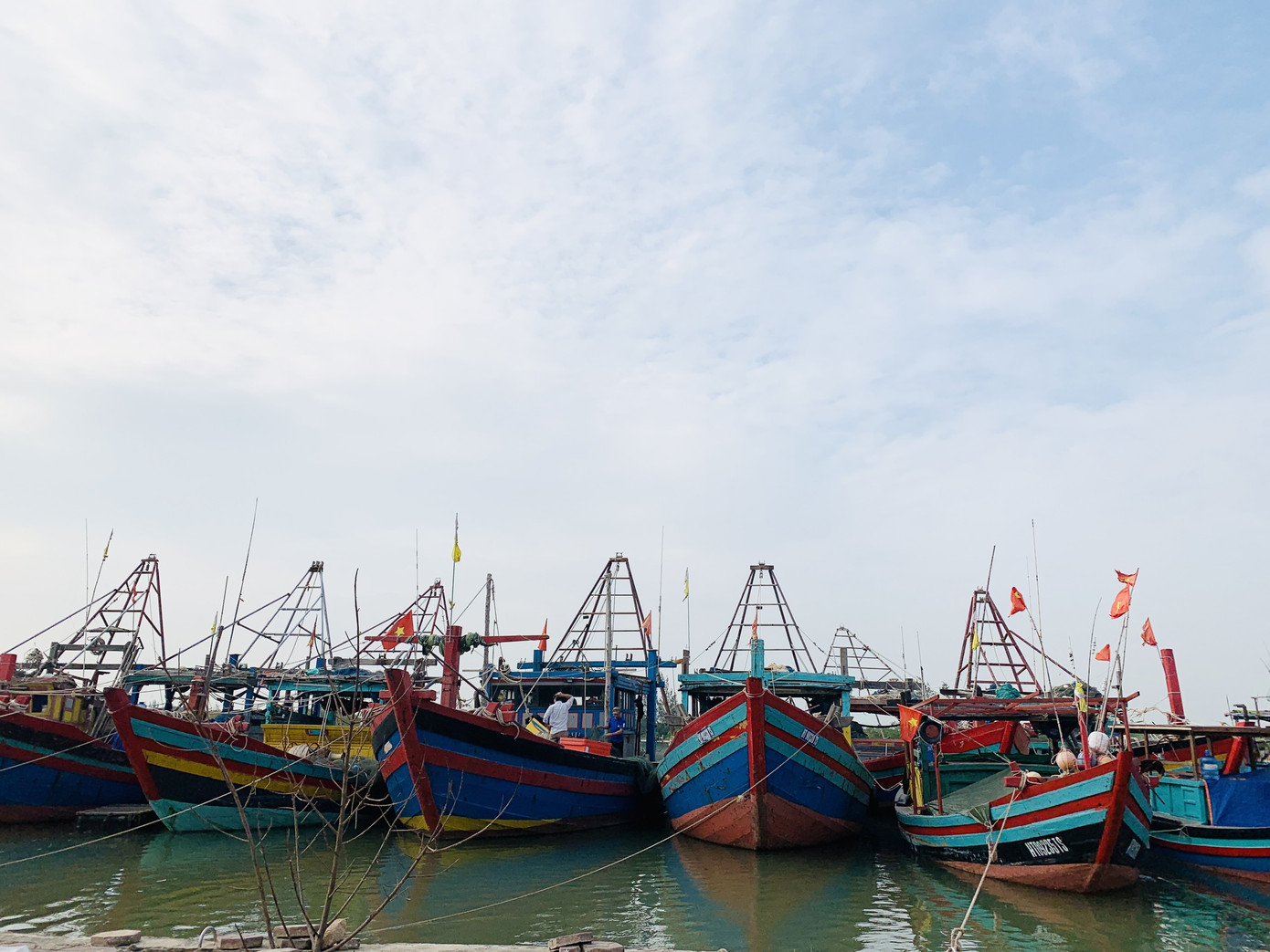Nha Trang rà soát nơi nguy cơ sạt lở, Hà Tĩnh cấm tàu ra khơi phòng bão số 13 ảnh 4