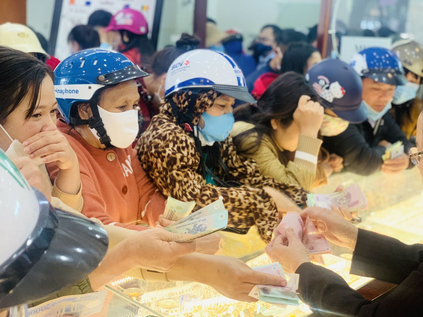 Người Hà Tĩnh, Cần Thơ đổ xô mua vàng ngày Vía Thần Tài ảnh 3